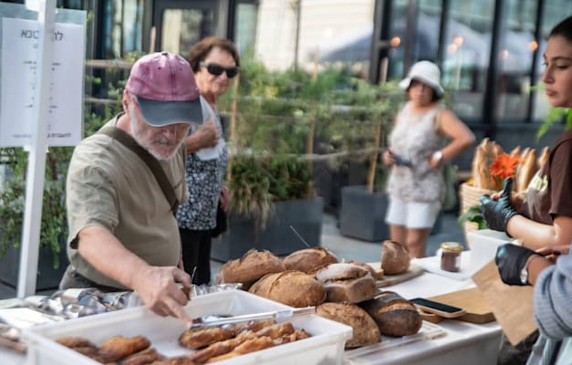שוק האיכרים ''בכיכר'' בחיפה. מוקד בילוי / צילום: דימה חבר שוק האיכרים ''בכיכר'' בחיפה. מוקד בילוי / צילום: דימה חבר