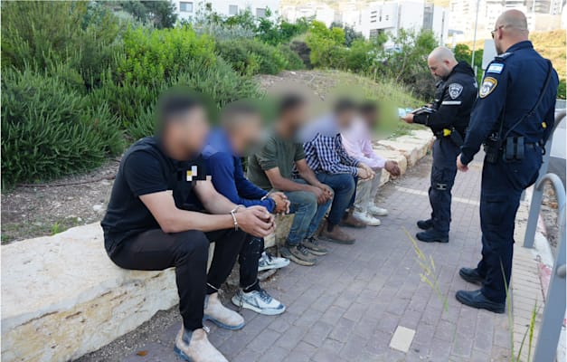מעצר שב''חים בנוף הגליל, השבוע. כ-3,300 כתבי אישום הוגשו מתחילת השנה / צילום: דוברות משטרת ישראל מעצר שב''חים בנוף הגליל, השבוע. כ-3,300 כתבי אישום הוגשו מתחילת השנה / צילום: דוברות משטרת ישראל