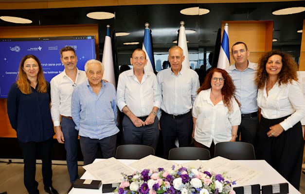 האירוע שנערך לכבוד התרומה. מימין לשמאל: ד״ר הלה אורן, עידו שריר, ד''ר אורית שטיין-רייזנר, פרופ' נחמן אש, רון חולדאי, דניאל חוסידמן, יגאל חוסידמן וד״ר עינת רונן / צילום: גיא יחיאלי