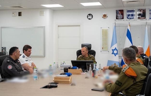קלפר בדיון עם ארגוני החירום וההצלה. ''אומץ להביע דעה חריפה'' / צילום: דובר צה''ל קלפר בדיון עם ארגוני החירום וההצלה. ''אומץ להביע דעה חריפה'' / צילום: דובר צה''ל