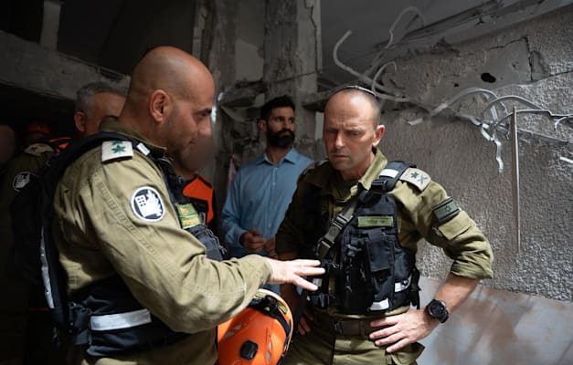האלוף שי קלפר בזירת נפילה בבני ברק בשאגת הארי. ''קורץ מחומר של רמטכ''לים'' / צילום: דובר צה''ל האלוף שי קלפר בזירת נפילה בבני ברק בשאגת הארי. ''קורץ מחומר של רמטכ''לים'' / צילום: דובר צה''ל