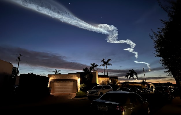 שובל משיגור של Falcon 9. ''מאסק פיתח משגר רב-פעמי'' / צילום: ap, Gregory Bull שובל משיגור של Falcon 9. ''מאסק פיתח משגר רב-פעמי'' / צילום: ap, Gregory Bull