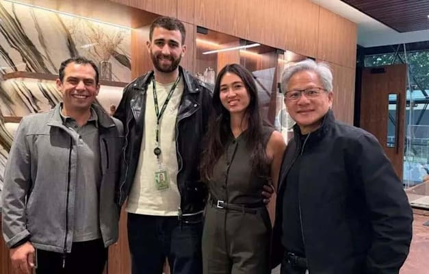 הואנג עם אבינתן אור, נועה ארגמני ומנהל הפיתוח בארץ עמית קריג. רואה בעובדים משפחה / צילום: אנבידיה הואנג עם אבינתן אור, נועה ארגמני ומנהל הפיתוח בארץ עמית קריג. רואה בעובדים משפחה / צילום: אנבידיה