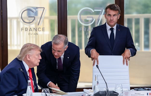 מקרון, קרני וטראמפ, בפסגת G7. ניסיונות להפחית את התלות בארה''ב / צילום: ap, Evelyn Hockstein מקרון, קרני וטראמפ, בפסגת G7. ניסיונות להפחית את התלות בארה''ב / צילום: ap, Evelyn Hockstein
