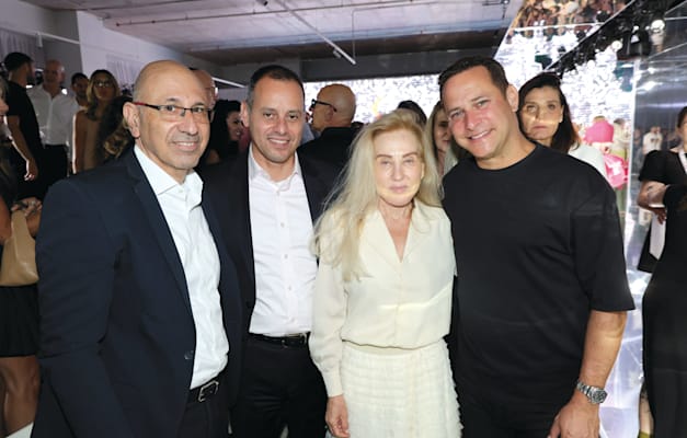 רז קינסטליך, ראש עיריית ראשון לציון; אורית אפרתי, יו''ר חבר הנאמנים בשנקר; אייל בן סימון, מנכ''ל הפניקס; ובני גבאי, יו''ר הפניקס / צילום: רפי דלויה רז קינסטליך, ראש עיריית ראשון לציון; אורית אפרתי, יו''ר חבר הנאמנים בשנקר; אייל בן סימון, מנכ''ל הפניקס; ובני גבאי, יו''ר הפניקס / צילום: רפי דלויה