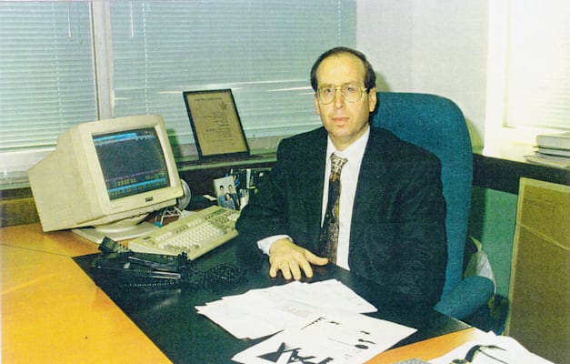 צבי סטפק במשרדי מיטב בראשיתו של בית ההשקעות / צילום: משפחת סטפק צבי סטפק במשרדי מיטב בראשיתו של בית ההשקעות / צילום: משפחת סטפק