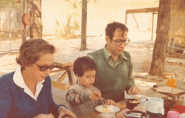 מימין: צבי סטפק עם בנו אבנר ואימו אסתר. 1985 / צילום: משפחת סטפק מימין: צבי סטפק עם בנו אבנר ואימו אסתר. 1985 / צילום: משפחת סטפק