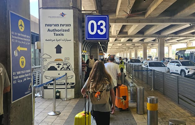 תור למונית בנתב''ג. ''המתנה ממוצעת של שלוש-חמש דקות'' / צילום: פולי טובמן תור למונית בנתב''ג. ''המתנה ממוצעת של שלוש-חמש דקות'' / צילום: פולי טובמן