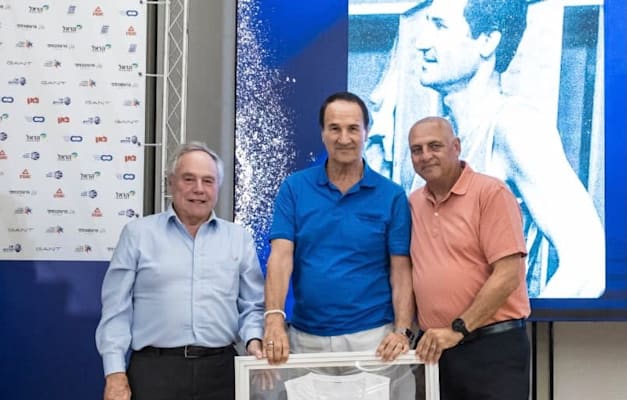 טל ברודי עם יו''ר האיגוד עמוס פרישמן ויו''ר הראל יאיר המבורגר / צילום: איגוד הכדורסל טל ברודי עם יו''ר האיגוד עמוס פרישמן ויו''ר הראל יאיר המבורגר / צילום: איגוד הכדורסל