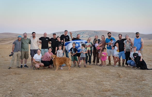 גל שוחמי עם חברי הגרעין / צילום: יונתן בלום גל שוחמי עם חברי הגרעין / צילום: יונתן בלום