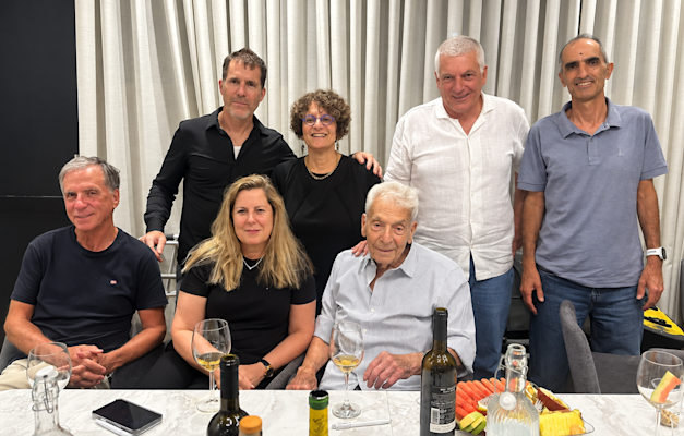 מימין לשמאל:  עומדים - ידיד ישראלי, אסף אביב, רות רלבג ותמיר חפץ. יושבים - מרדכי אביב, צאלה עמור-רוזנבלום ויואב קן-תור / צילום: יח''צ