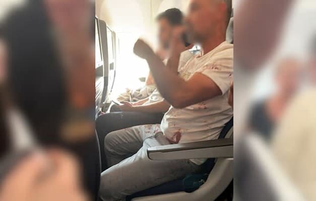 נוסע עם חולצה מגואלת בדם על הטיסה שהוסטתה לסעודיה / צילום: לפי סעיף 27 א' נוסע עם חולצה מגואלת בדם על הטיסה שהוסטתה לסעודיה / צילום: לפי סעיף 27 א'