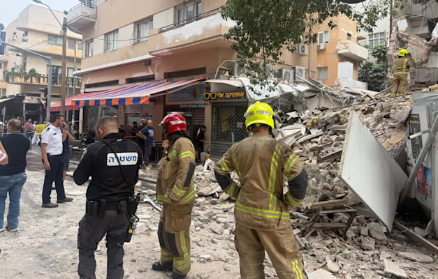 הבניין שקרס ברחוב נחלת בנימין בת''א / צילום: מד''א הבניין שקרס ברחוב נחלת בנימין בת''א / צילום: מד''א