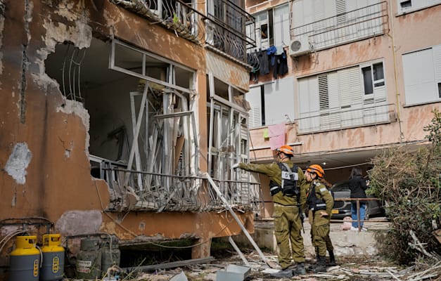 בניין בפתח תקווה שנפגע מטיל איראני / צילום: ap, Maya Levin בניין בפתח תקווה שנפגע מטיל איראני / צילום: ap, Maya Levin