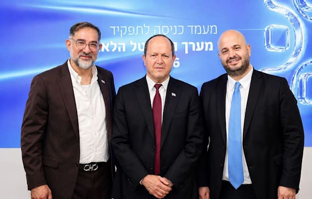 מימין: מנכ''ל משרד הכלכלה והתעשייה מוטי גמיש, השר ניר ברקת וראש מערך הדיגיטל נתי כהן / צילום: סיון שחור - לע''מ מימין: מנכ''ל משרד הכלכלה והתעשייה מוטי גמיש, השר ניר ברקת וראש מערך הדיגיטל נתי כהן / צילום: סיון שחור - לע''מ
