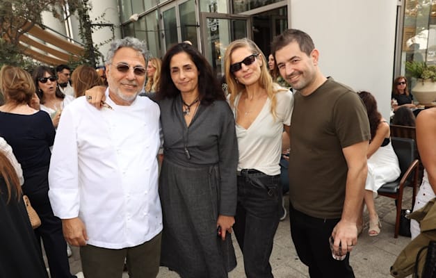 השף חיים כהן עם אשתו סיגל, מנכ''ל משכית ניר טל ואשתו המעצבת הראשית שרון טל / צילום: אור גפן השף חיים כהן עם אשתו סיגל, מנכ''ל משכית ניר טל ואשתו המעצבת הראשית שרון טל / צילום: אור גפן