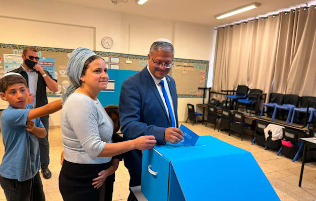 יו''ר עוצמה יהודית איתמר בן גביר ורעייתו איילה בקלפי / צילום: עוצמה יהודית