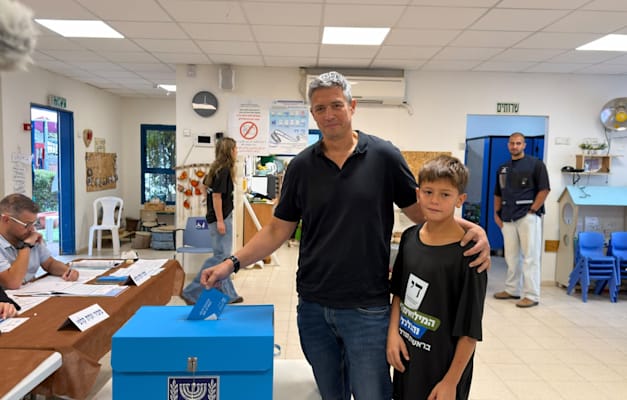 יו''ר מפלגת המילואימניקים והכלכלית יועז הנדל מצביע / צילום: מפלגת המילואימניקים והכלכלית