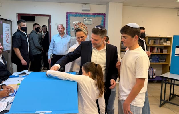 יו''ר הציונית הדתית בצלאל סמוטריץ' מצביע / צילום: הציונית הדתית
