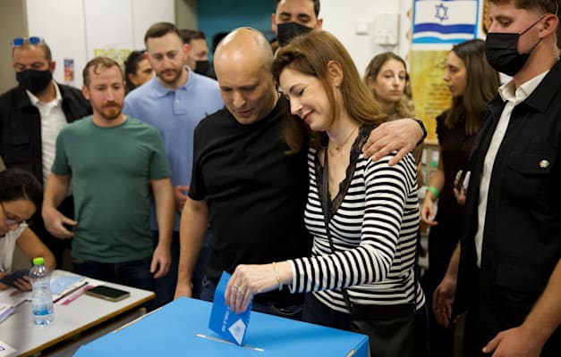ראש הממשלה לשעבר ויו״ר מפלגת ״ביחד״, נפתלי בנט מצביע בקלפי ברעננה יחד עם רעייתו גילת / צילום: איתי שקד
