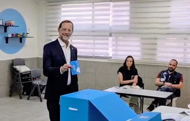 יו''ר מפלגת זהות משה פיייגלין מצביע / צילום: מפלגת ''זהות''