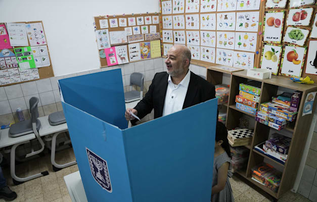 מנסור עבאס מצביע בקלפי במע'אר, היום / צילום: ap, Mahmoud Illean