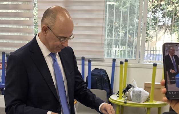 פרופ' ירון זליכה (המילואימניקים והכלכלית) מצביע ברמת גן / צילום: דוברות המפלגה