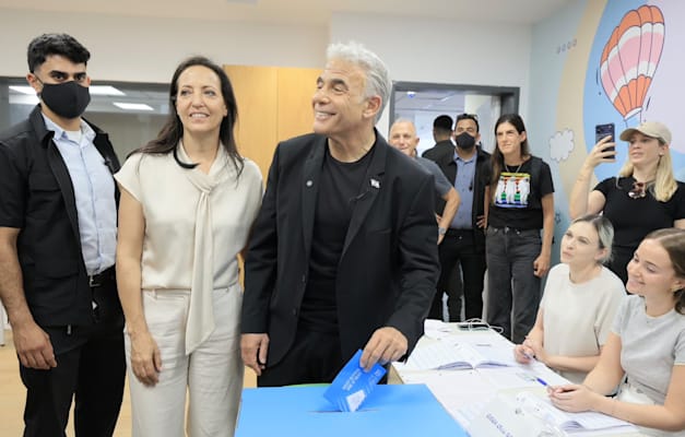 ראש האופוזיציה יאיר לפיד ורעייתו ליהיא לפיד מצביעים סמוך לביתו בתל אביב, היום