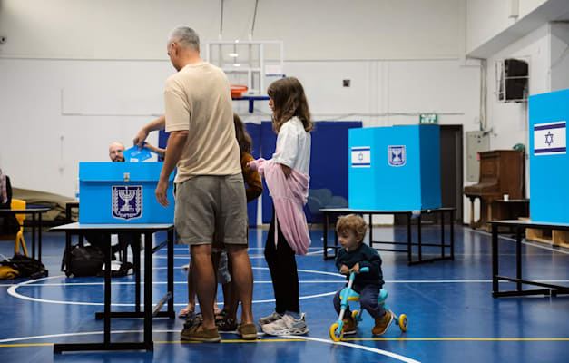 משפחה מצביעה בקלפי בירושלים, היום / צילום: ap, David Goldman