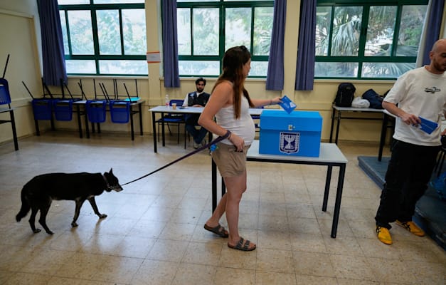 מצביעה בקלפי בתל אביב, היום / צילום: ap, David Goldman