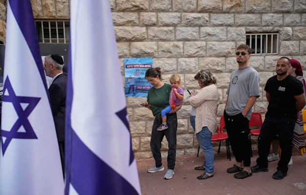 תור לקלפי בירושלים / צילום: ap, Ohad Zwigenberg