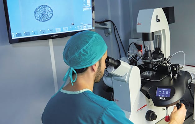 אמבריולוג במעבדת הפריה חוץ-גופית (IVF). ''עלולים לחצות קו כשבוררים בין עוברים'' / צילום: Reuters, Science Photo Library אמבריולוג במעבדת הפריה חוץ-גופית (IVF). ''עלולים לחצות קו כשבוררים בין עוברים'' / צילום: Reuters, Science Photo Library