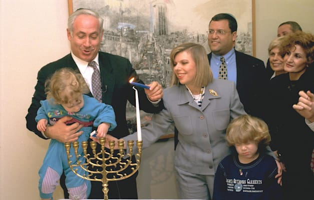 בנימין נתניהו מדליק נר חנוכה. 1996 / צילום: אבי אוחיון - לע''מ
