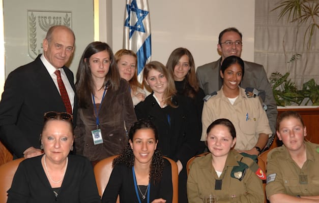 אהוד אולמרט מארח חיילות וסטודנטיות ביום האישה. 2007 / צילום: עמוס בן גרשום - לע''מ