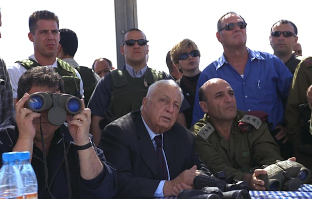 אריאל שרון בביקור בנחל עוז. 2001 / צילום: אבי אוחיון - לע''מ