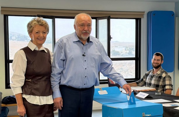 יו''ר ישראל ביתנו אביגדור ליברמן יחד עם רעייתו אלה מצביעים / צילום: ישראל ביתנו
