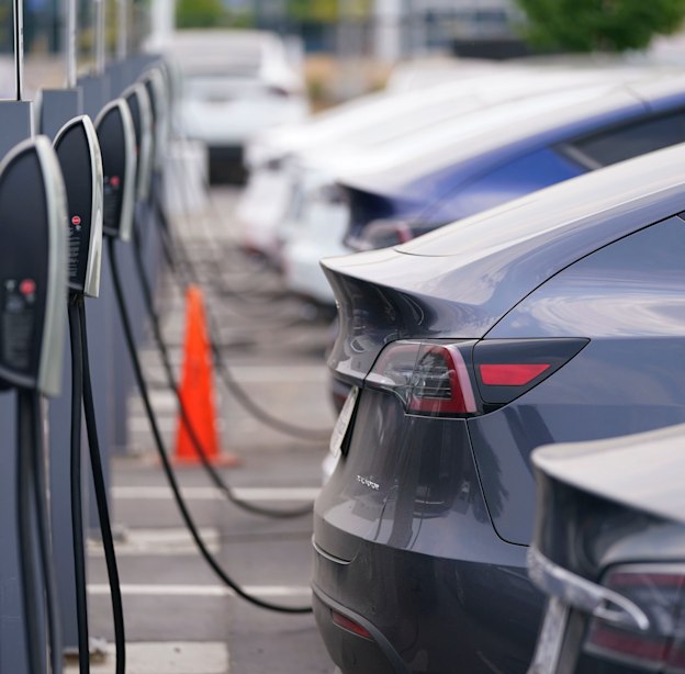 טעינת כלי רכב חשמליים / צילום: ap, David Zalubowski