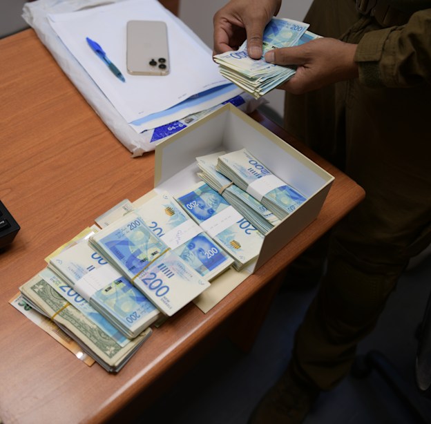 מזומן שנתפס על ידי משטרת ישראל. יש אתגרים באכיפה / צילום: דוברות משטרת ישראל