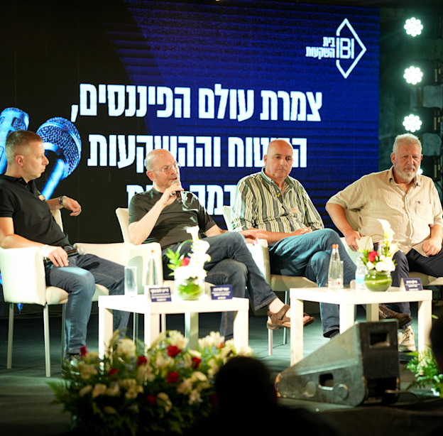 גילעד אלטשולר (אלטשולר שחם), צבי סטפק (מיטב), דייב לובצקי (אי. בי. אי) ויאיר לפידות (ילין לפידות) בכנס של חברת ארבע עונות מקבוצת IBI / צילום: שלומי זירה