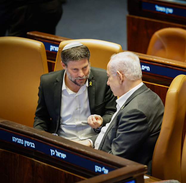 נתניהו וסמוטריץ'. רה''מ לא נתן לאוצר אור ירוק, אבל גם לא אור אדום / צילום: נועם מושקוביץ'/דוברות הכנסת