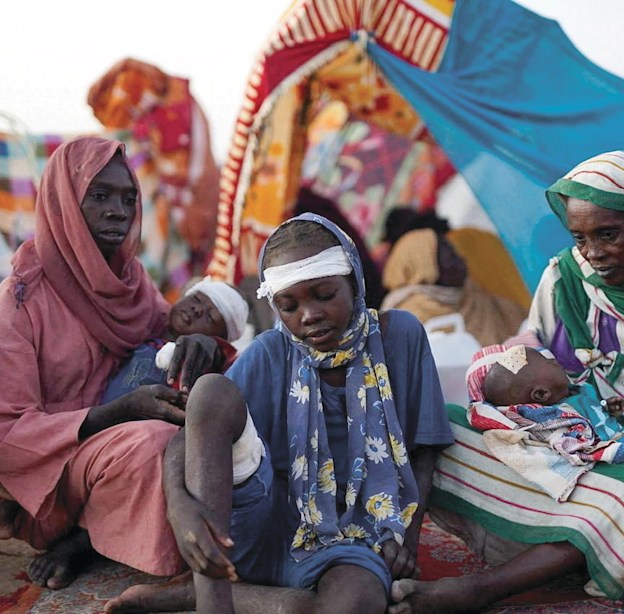 משפחה שברחה מאל-פאשר יושבת במחנה פליטים בצפון סודן / צילום: Reuters, Mohammed Jamal