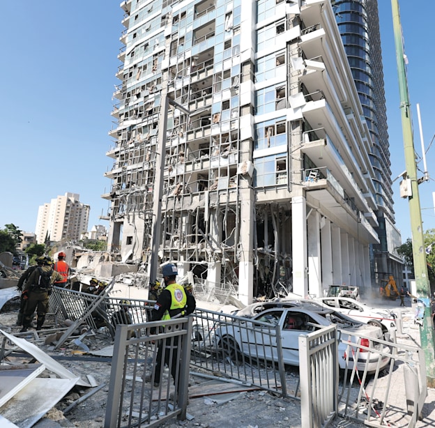 מגדל דה וינצ'י הצפוני. ''פגיעה בשלד'' / צילום: Reuters, Anadolu