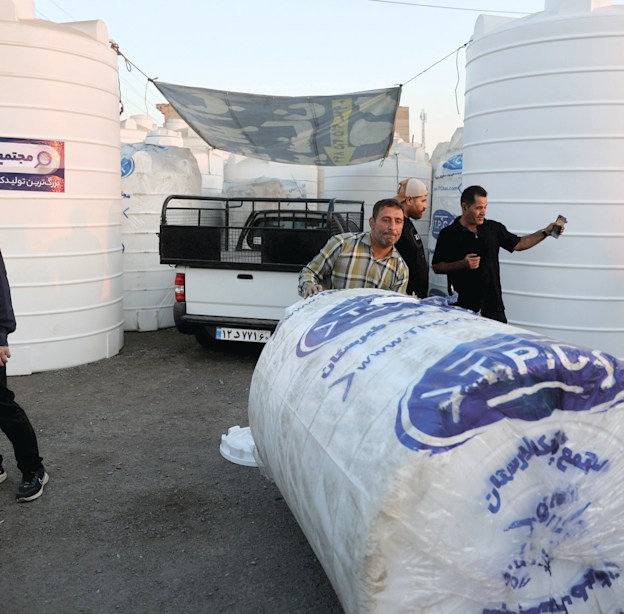 מצטיידים במכלי מים בטהרן / צילום: Reuters, Majid Asgaripour