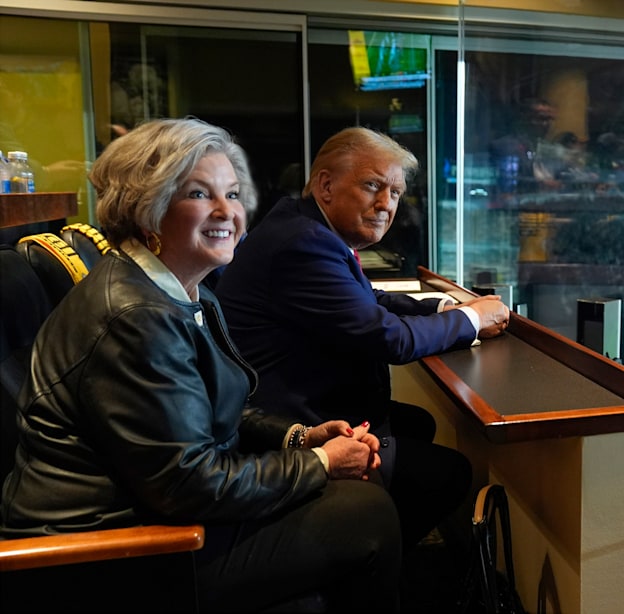 טראמפ וויילס במשחק פוטבול. מומחים תיארו את המרוץ השלישי שלו לנשיאות כמקצועי במיוחד / צילום: ap, Evan Vucci