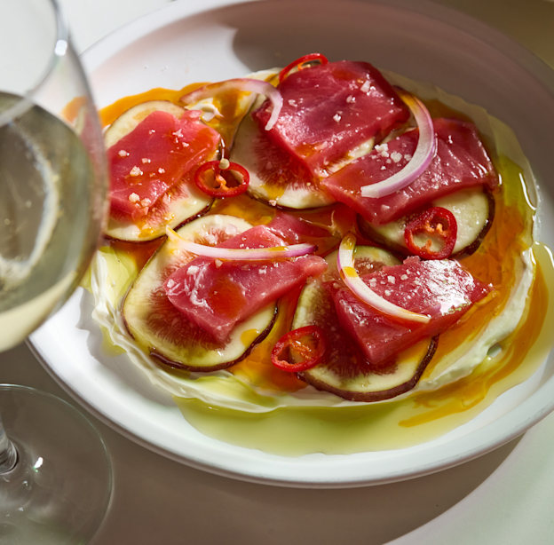 סשימי טונה אדומה עם קרם פרש ותאנים / צילום: נמרוד סונדרס