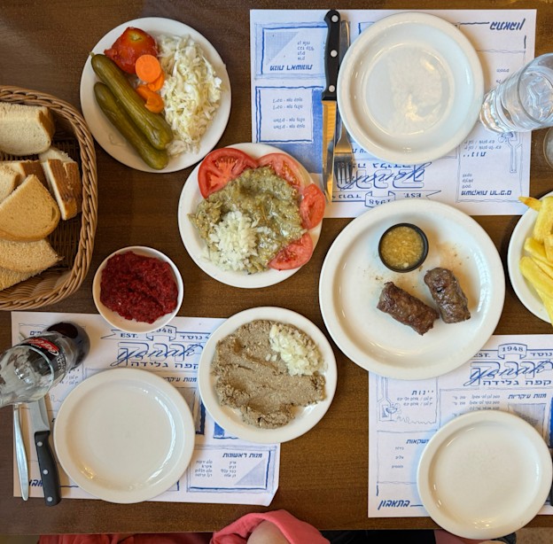 ארוחה בקפה גלידה יונק / צילום: קרן שביט