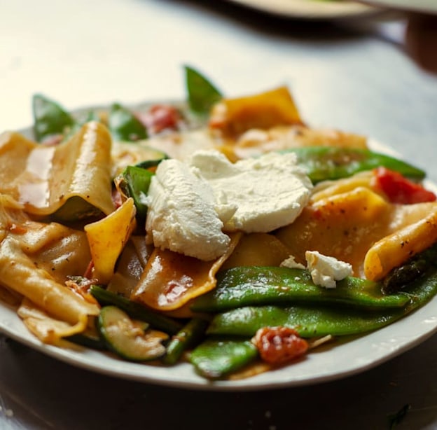 מנה בקפה נחשון / צילום: טל בדרק