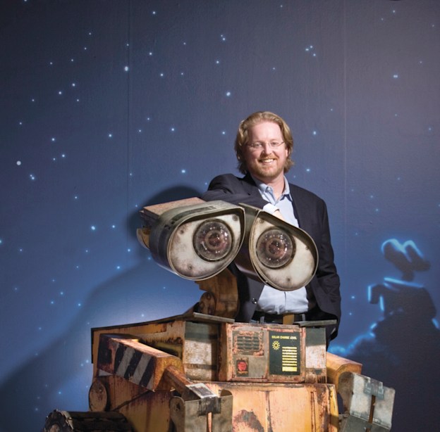 אנדרו סטנטון ודמותו של וול-E. ''נתיב אחר לגמרי בכביש המהיר'' / צילום: Reuters, Martin Klimek