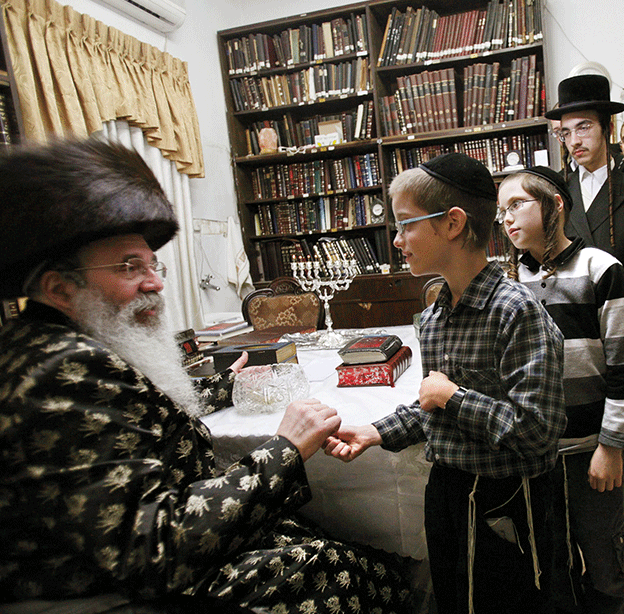 ילדים ממתינים לקבל דמי חנוכה מהרב, בני ברק, 2007 / צילום: Reuters, Gil Cohen Magen