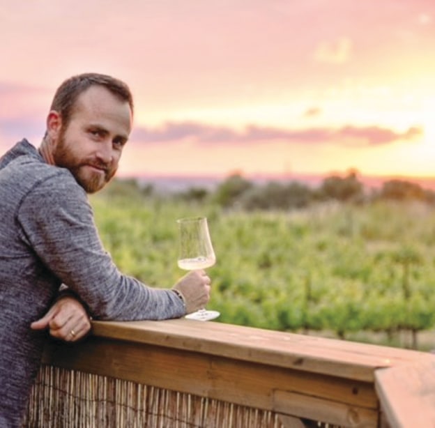 איתמר אבירן על רקע היקב שלו. ''אני משקיע אין סוף מאמץ בכרם כדי להביא את הפרי הכי טוב שאני יכול'' / צילום: טל להב